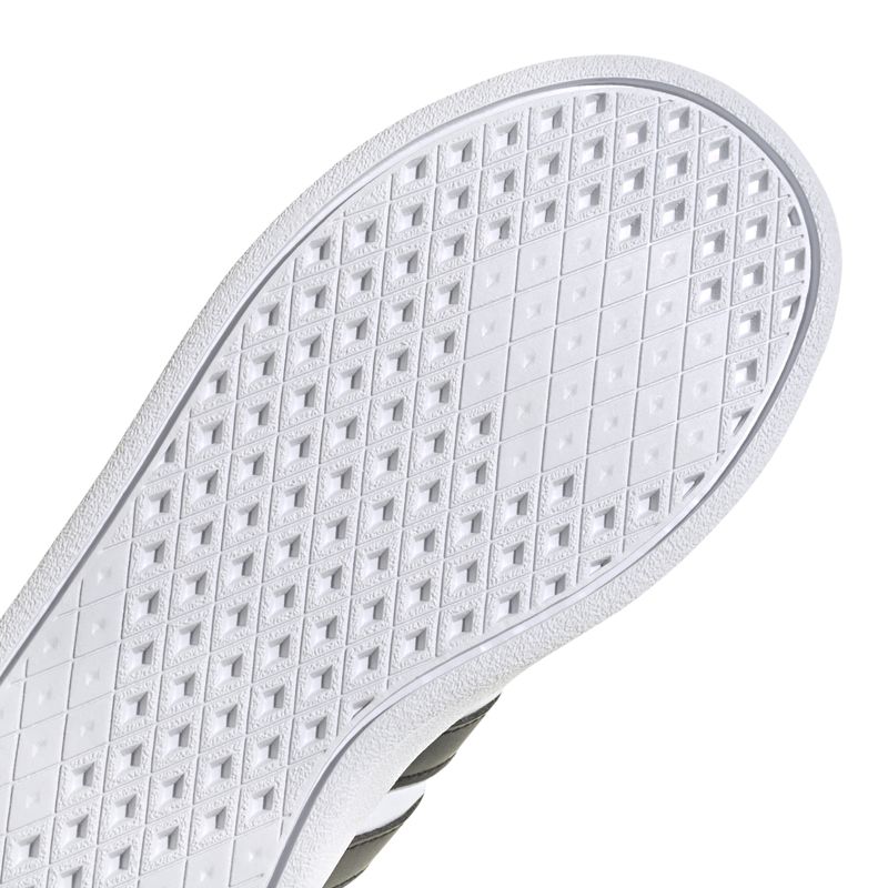 HP8956_9_FOOTWEAR_Photography_Detail View 2_white