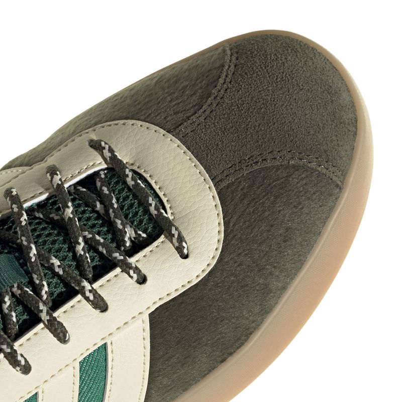 JP7062_8_FOOTWEAR_Photography_Detail View 1_white